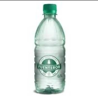 Agua de plástico con gas 50cl 