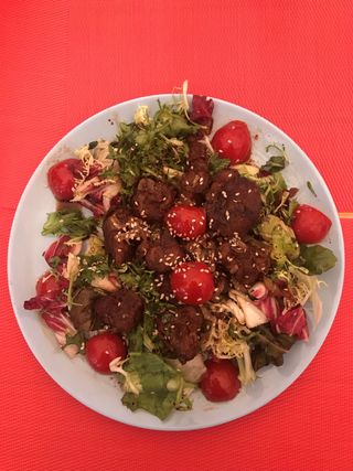 Sałatka z wątróbką i świeżymi warzywami