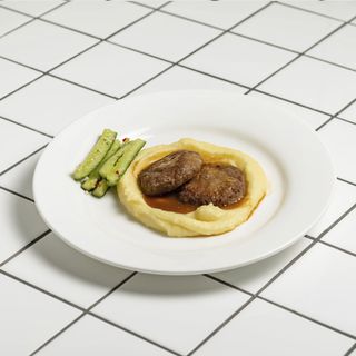 Говяжьи котлеты с пюре и дэмиглясом