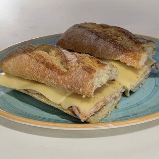 Bocadillo De Lomo Con Queso