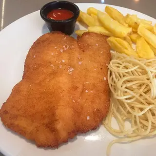Pechuga De Pollo Empanada Con Pasta Y Patatas Fritas