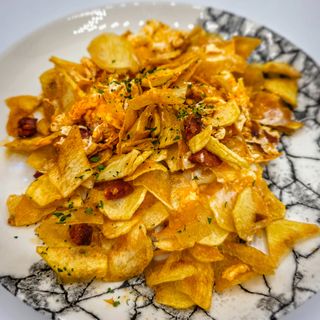 Huevos rotos de aldea con chorizo 