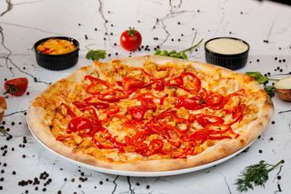 Pizza cu piept de pui medie