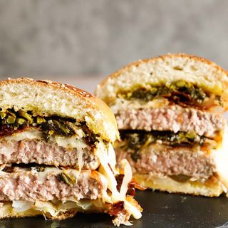Hamburger con provola, verdure grigliate e salsa