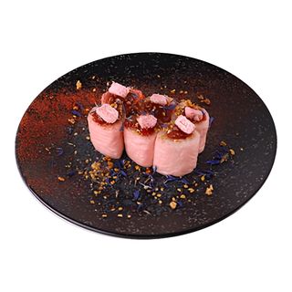 Hosomaki z Masłem Orzechowym, Sosem i Chrupkami Malinowymi