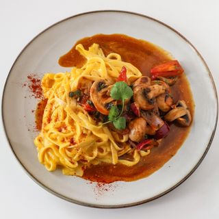 Fetuccini a La Huancaína com Cogumelos Salteados