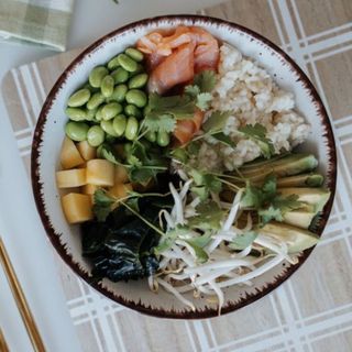 POKE BOWL Z ŁOSOSIEM