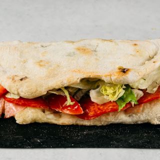 Sir kulen u pizza tijestu