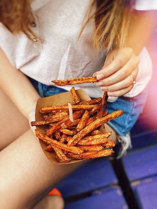 FRYTKI Z BATATÓW Z SOSEM