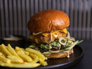 Бургер з куркою кріспі