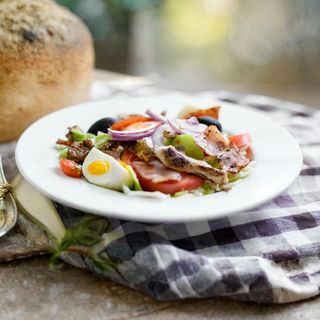 Салата с гриловани пиле и бекон (400г)