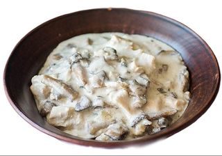 Курица с грибами в сливочном соусе с картофелем фри