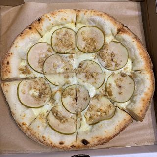 Пицца с грушей и голубым сыром