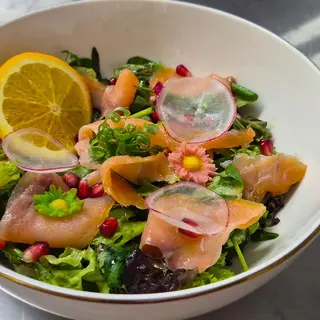 Salată cu somon afumat şi dressing dulce-acrişor