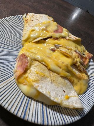 Quesadilla York y Chedar "La Graduada"  contiene lactosa, gluten