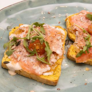 2 Tostas con salmón, queso cottage y cebolla caramelizada