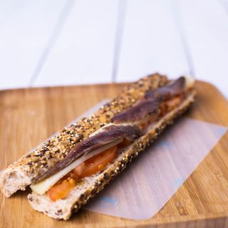 Bocadillo de anchoas, tomate y queso semicurado