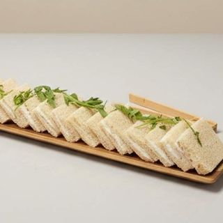 Sándwich de pollo con pesto y parmesano (16 uds.)