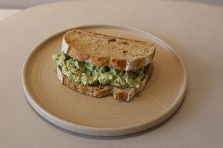 Sándwich avocado chicken lime