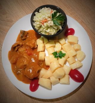 Gulasz wieprzowy z kluskami śląskimi i surówką + zupa