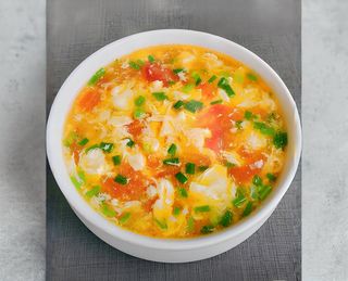 Zuppa con pomodoro e uova