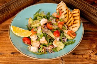 Salată cu fructe de mare și avocado