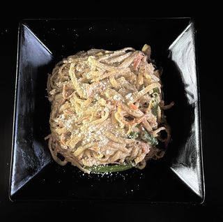 Удон зі свининою та овочами у вершковому соусі (350г)