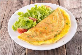 Omelete com salada