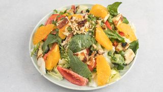 Salatat bil halloumi