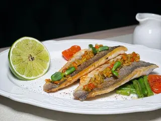 Дорадо зі стручковою квасолею та оливковою сальсою (150/100/65/30g)