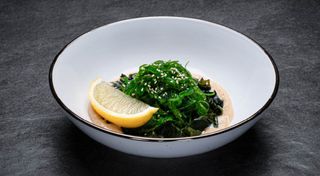 Салат Чука з горіховим соусом