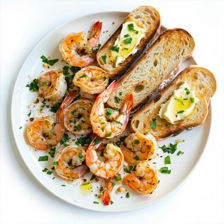 Krewetki z patelni z masłem, czosnkiem i pietruszką