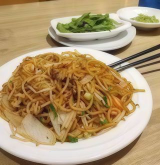 Tallarines fritos de la casa