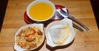 Lunch box tigaie picanta cu orez + supa/ ciorba + desert