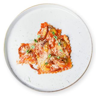 Равіолі з телятиною, білими    грибами та пармезаном (260г)