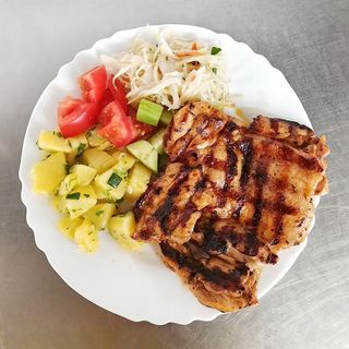 Пилешка пържола с гарнитура (300г)