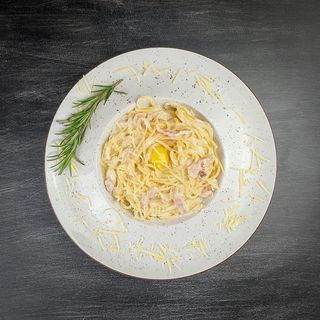 Паста фетучіне з беконом у вершковому соусі