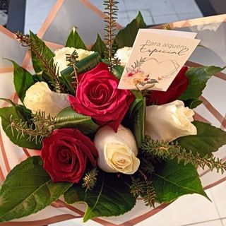 Buquê de 7 rosas (Branca, vermelha, amarela, ou mistura)