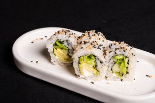 110. Uramaki vegetariano