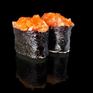 Гункан з лососем (95г)