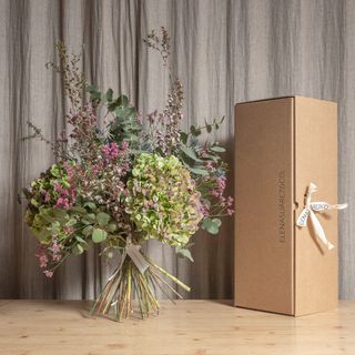 Ramo de hortensias y flores silvestres para secar