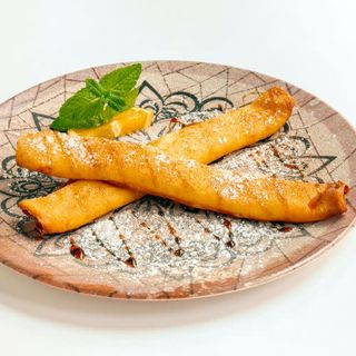 Filloas Crujientes Rellena Crema Pastelera Al Punto De Azúcar Y Canela