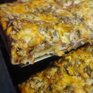 Blacha: Pizza Sądecka Szynka + Pieczarki