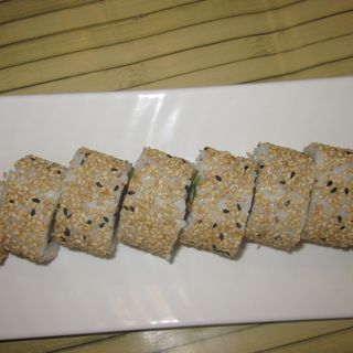 82A-Atún pulancha  y aguacate envuelto sésamo 