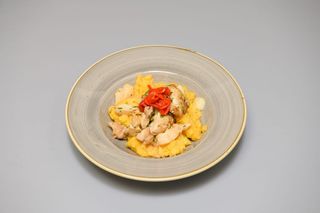 Pui la tigaie cu mujdei și mămăliguță (conține gluten)