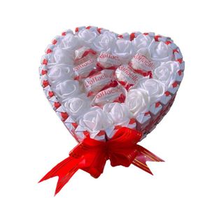 Box OF artificielles roses and  RAFFAELLO and KINDER chocolates