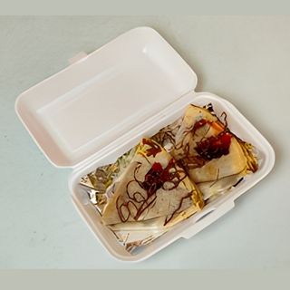 Slatka palačinka sa višnjom i crnim kremom