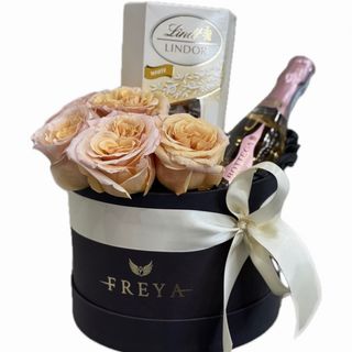 Cutie mica cu 7 trandafiri Sheemar spumant si ciocolata