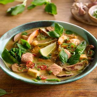 Sopa de setas con gamba y tofu de pescado