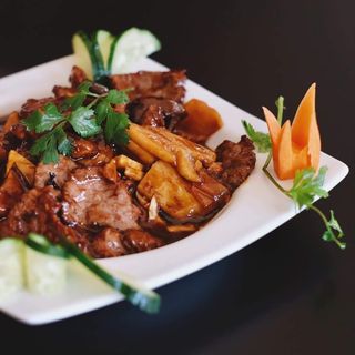 Ternera con bambú y setas chinas